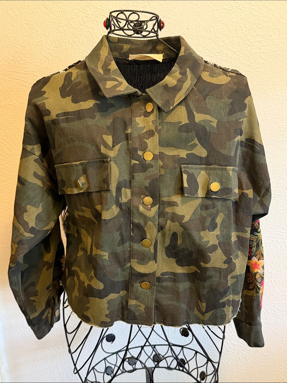 🌹🌹🌹BOGOHO🌹🌹🌹Savanna Jane Camo Sequined Back/Embroidered Sleeves-S